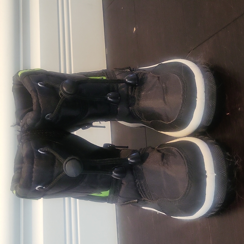 Toddler black snowboots size 8